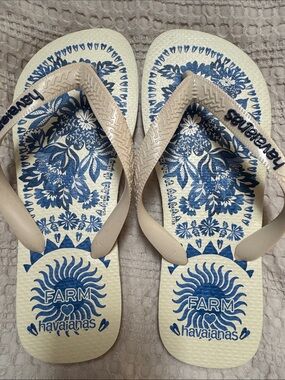 Havaianas for Farm Rio Women's Cream Flip Flops with Blue Floral Print